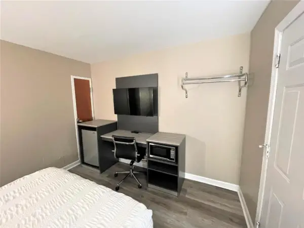 Shangri-La Motel 5